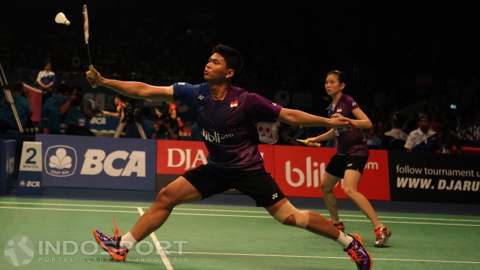 Ganda campuran Indonesia Praveen Jordan/Debby Susanto saat mengembalikan kok ke arah ganda campuran China Lu Kai/Huang Yaqiong. - INDOSPORT